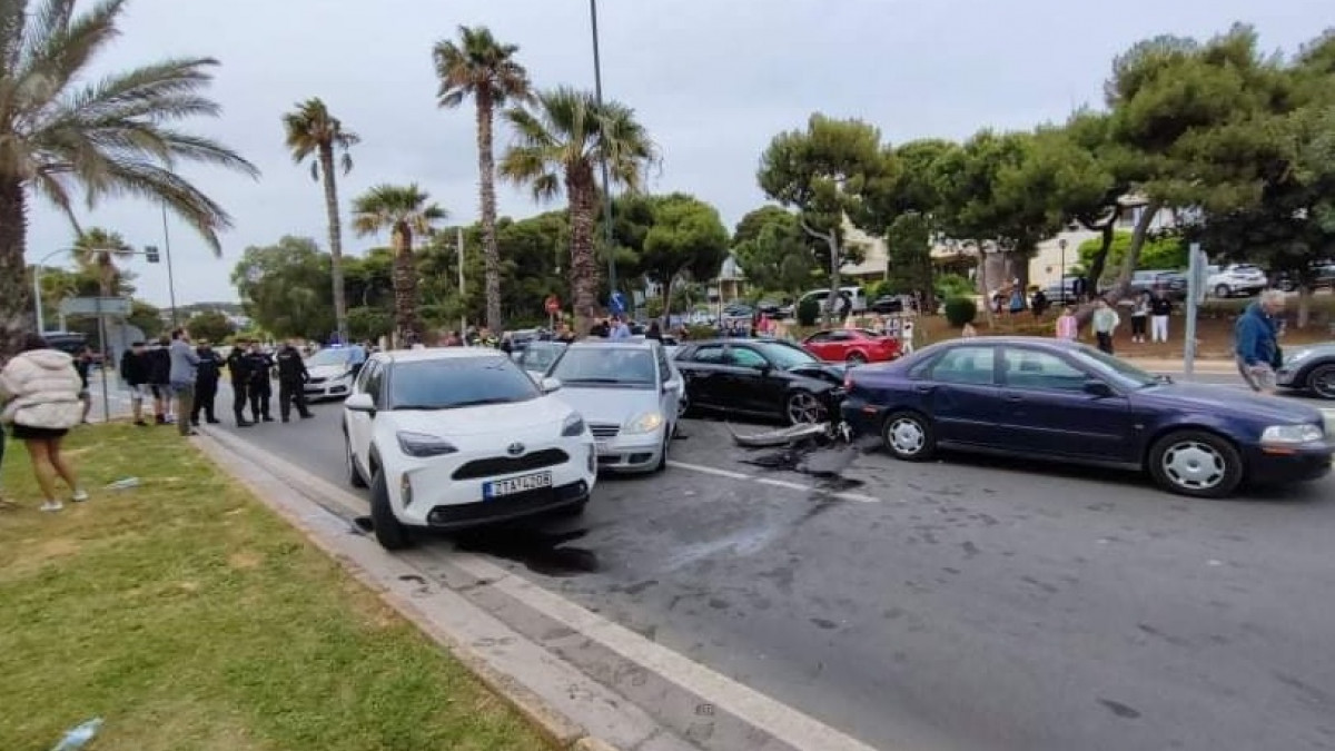 Ποσειδώνος: Καραμπόλα πέντε οχημάτων με τραυματίες (εικόνες)-1