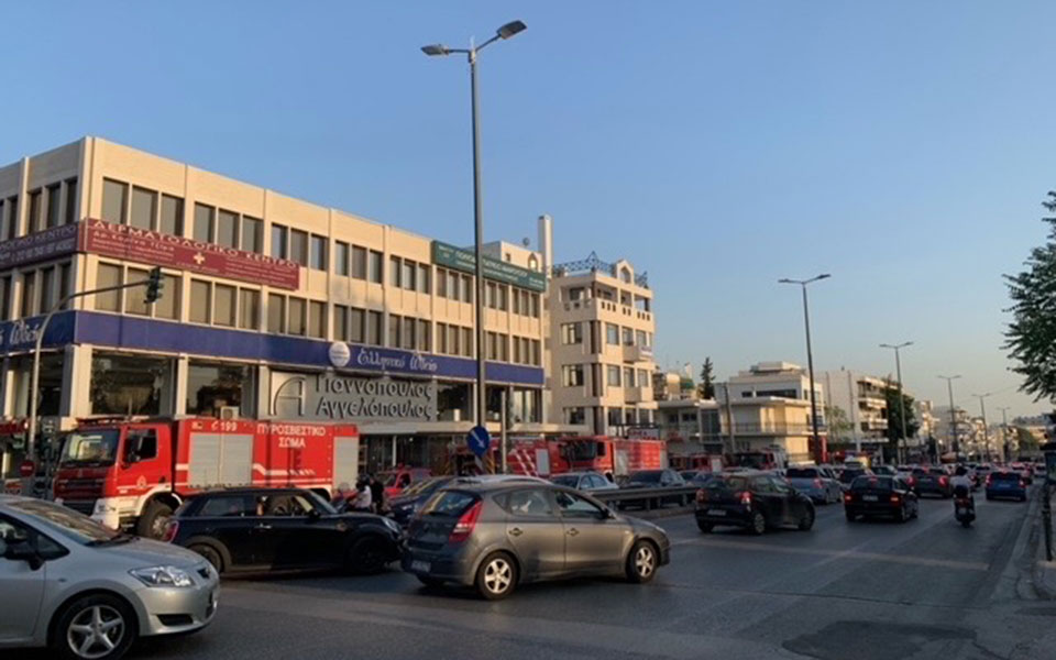 Φωτιά τώρα σε κατάστημα στο Μαρούσι-2