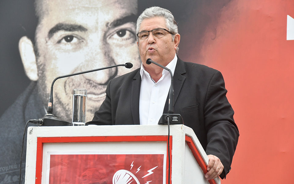 κκε-η-9η-μάη-εμπνέει-τους-λαούς-διδάσκε-561847927