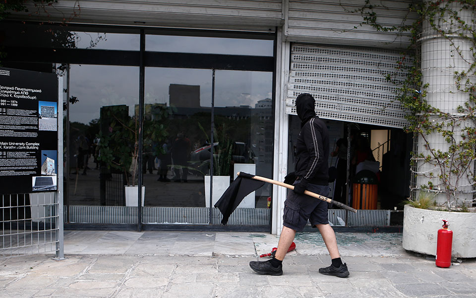 Θεσσαλονίκη: Επεισόδια στο Αριστοτέλειο Πανεπιστήμιο, τρεις συλλήψεις (εικόνες)-1