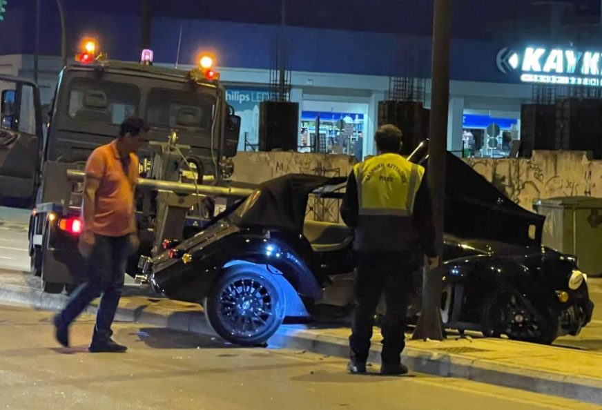 Λάρισα: Πολυτελές αυτοκίνητο «καρφώθηκε» σε κολόνα φωτισμού (εικόνες)-1