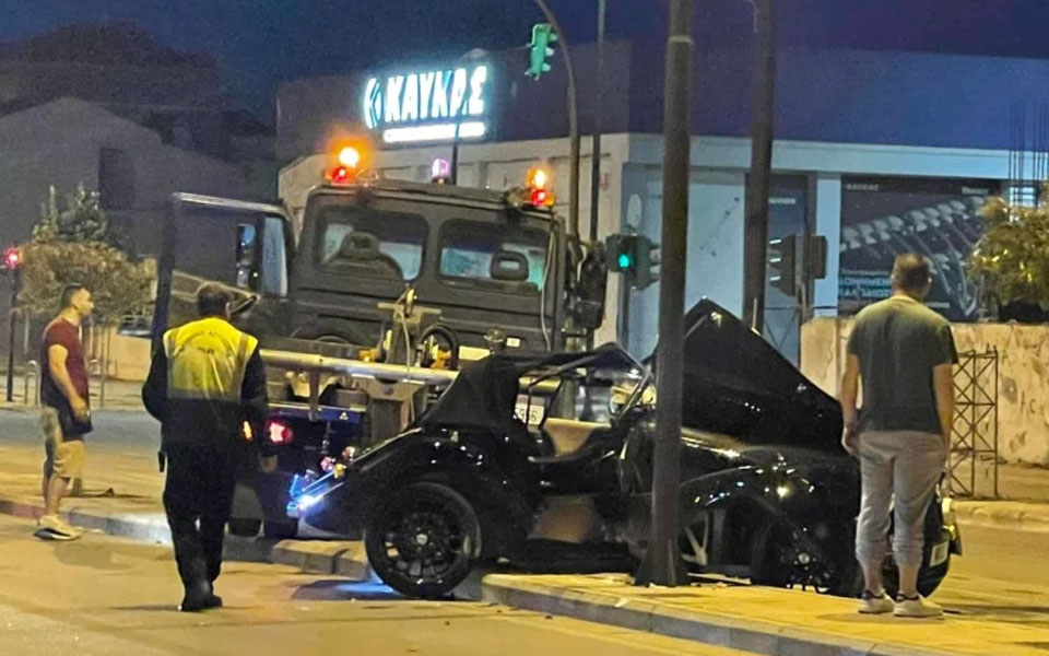 λάρισα-πολυτελές-αυτοκίνητο-καρφώθ-561873088