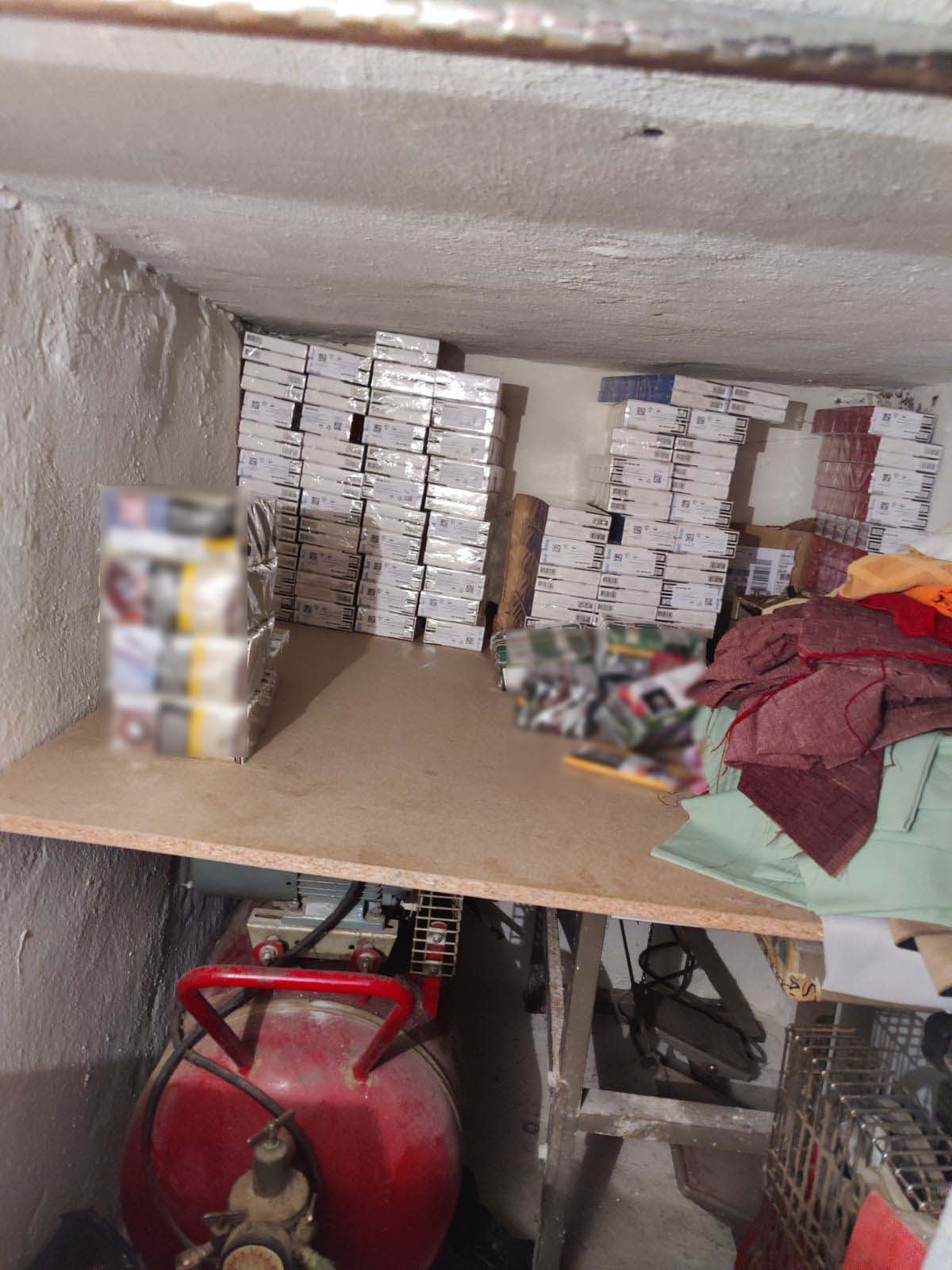 Θεσσαλονίκη: Χειροπέδες σε ιδιοκτήτη επιχείρησης που είχε κρύψει σε αφρολέξ 2.000 πακέτα λαθραία τσιγάρα-1