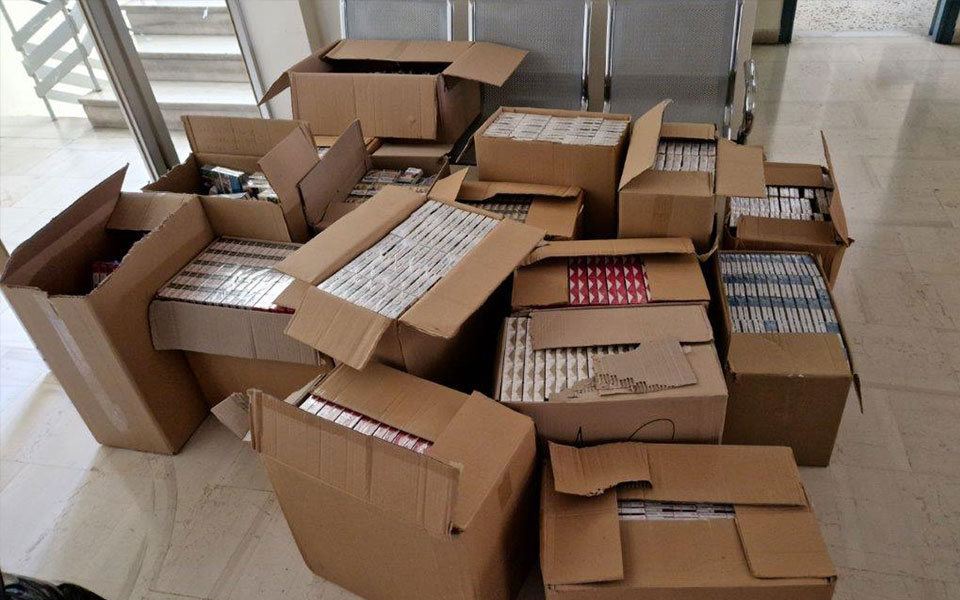 κολωνός-χειροπέδες-σε-δύο-άτομα-για-εμ-561884740