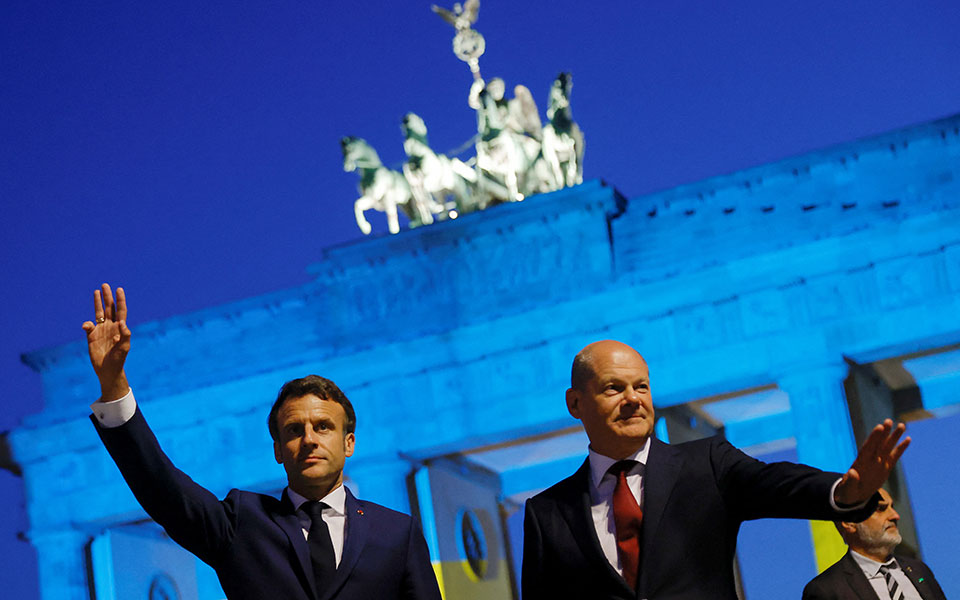 η-εε-θέλει-να-σώσει-τον-εαυτό-της-με-φ-561849760