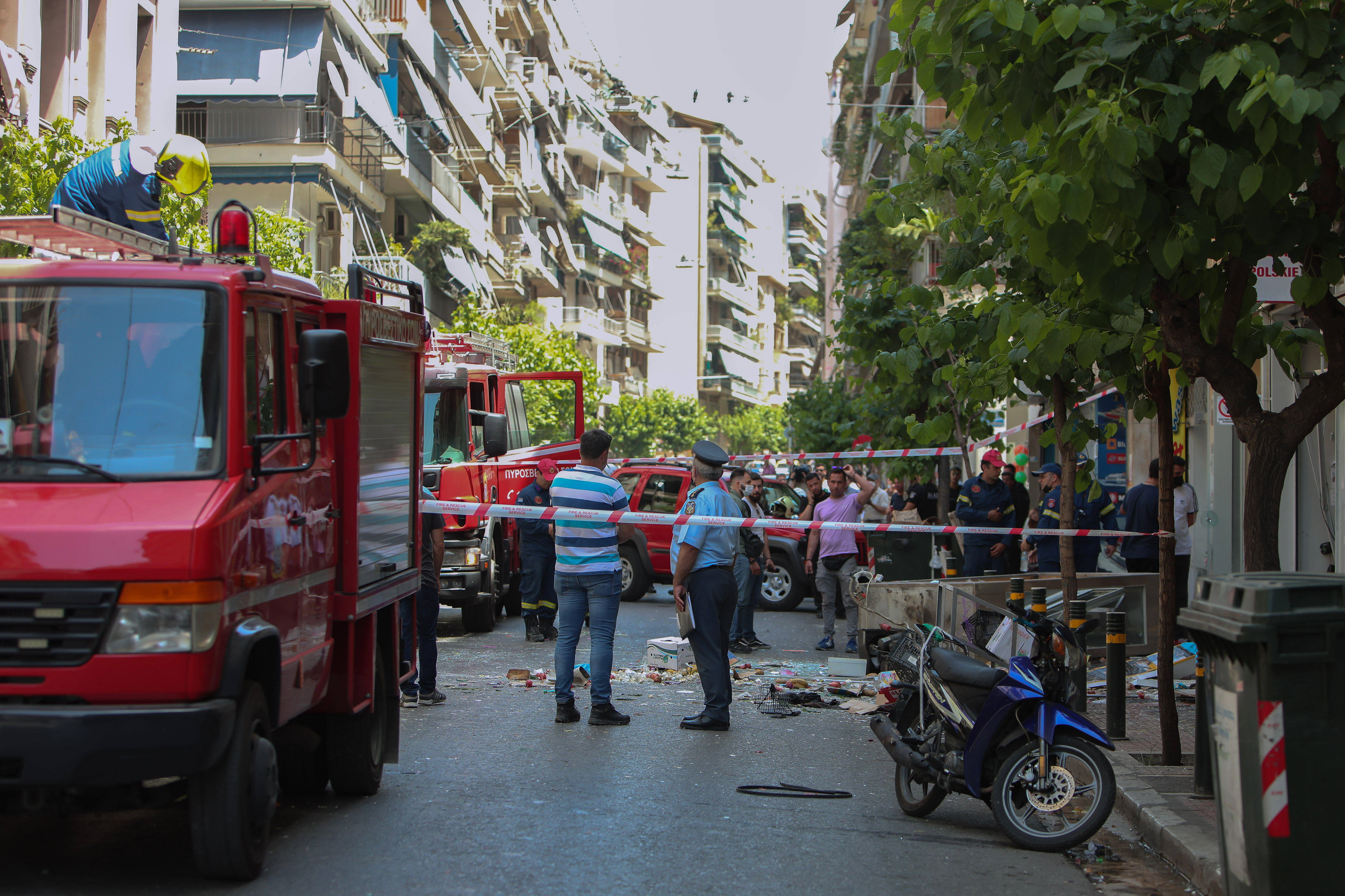 Αθήνα: Συναγερμός στην Πυροσβεστική για έκρηξη σε κατάστημα – Ένας τραυματίας (εικόνες)-2