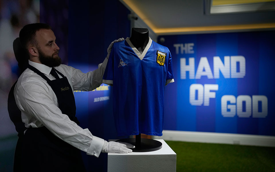 ντιέγκο-μαραντόνα-τιμή-ρεκόρ-για-τη-φα-561840916