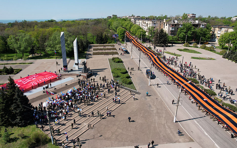 Ουκρανία: Οι φιλορώσοι αυτονομιστές παρέλασαν στη Μαριούπολη κρατώντας μια τεράστια κορδέλα του Αγίου Γεωργίου-1
