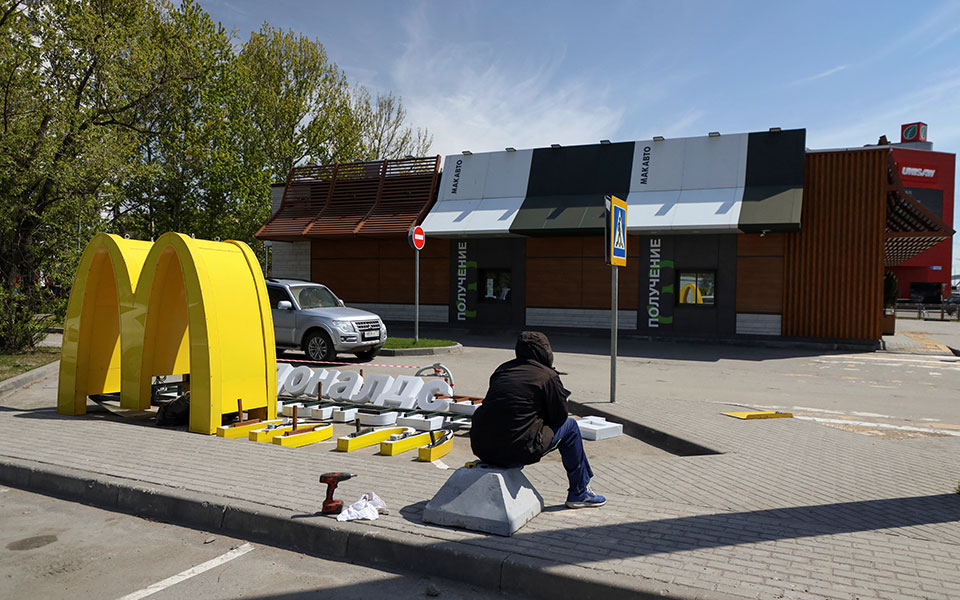 mcdonalds-ανοίγουν-ξανά-στη-ρωσία-υπό-νέα-επω-561879472