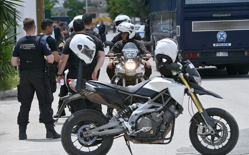 χειροπέδες-σε-ανήλικο-από-τη-συρία-για-561844123