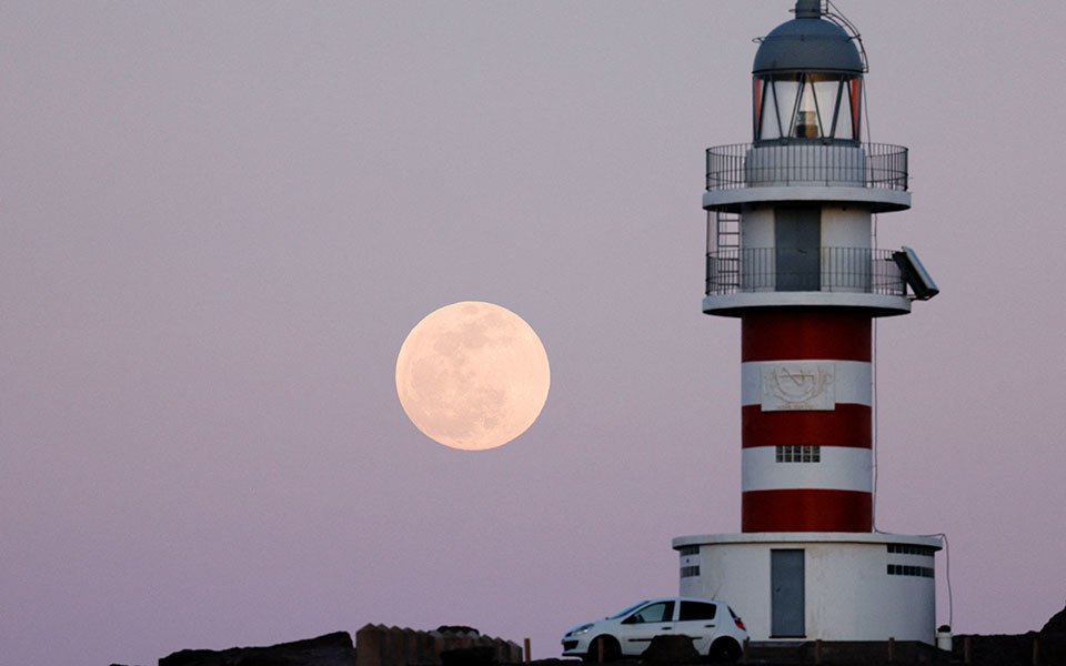 «Μαγεύει» η πανσέληνος και η ολική έκλειψη Σελήνης (εικόνες)-2