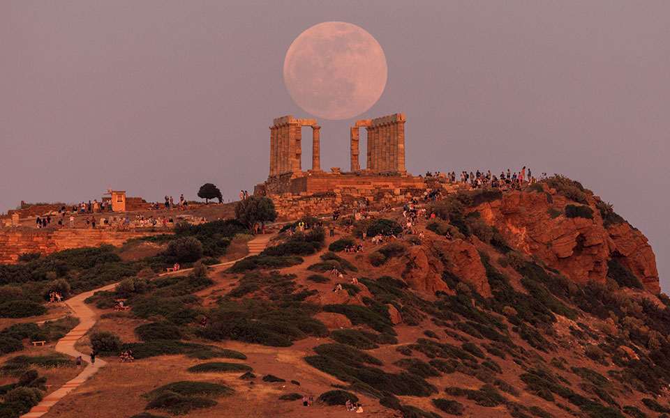 «Μαγεύει» η πανσέληνος και η ολική έκλειψη Σελήνης (εικόνες)-1