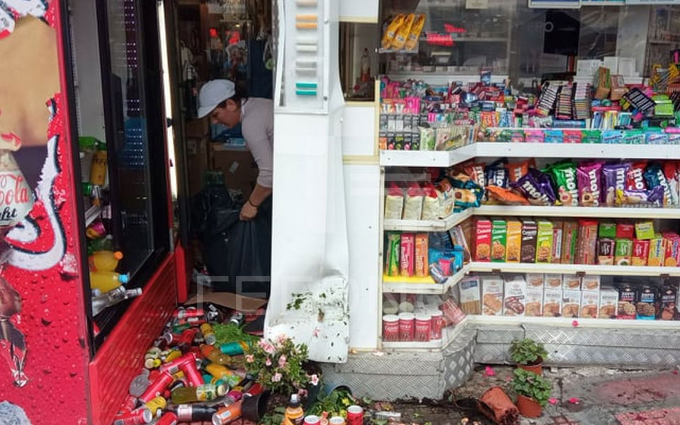 βόλος-αυτοκίνητο-έπεσε-σε-περίπτερο-σ-561840277