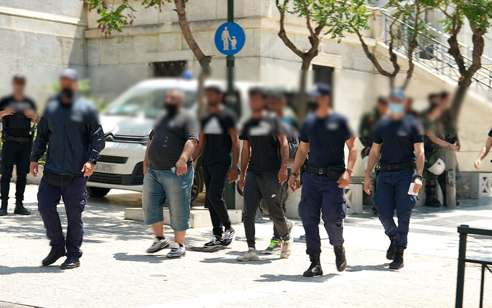 θεοδωρικάκος-με-τις-ειδικές-αστυνομι-561861766