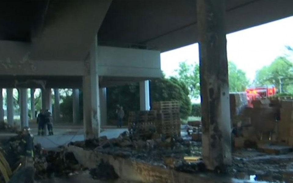 σεφ-φωτιά-σε-παλέτες-με-βοήθεια-για-την-561878692