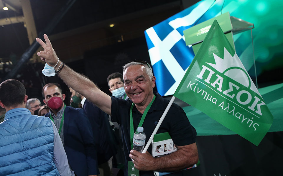 Συνέδριο ΠΑΣΟΚ-ΚΙΝΑΛ: Το νέο σήμα και τα πρώτα «πηγαδάκια» (εικόνες)-2