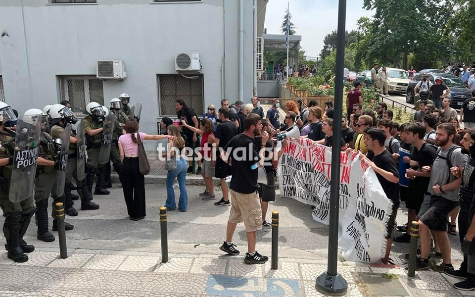 θεσσαλονίκη-επεισόδια-στο-τμήμα-βιολ-561879049