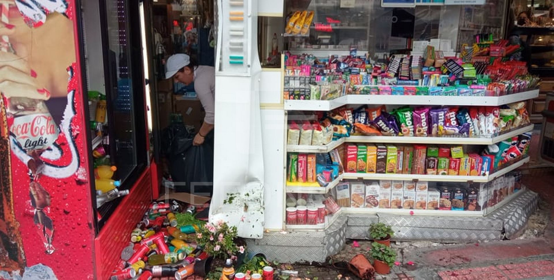 Βόλος: Αυτοκίνητο έπεσε σε περίπτερο στο κέντρο της πόλης – Από τύχη δεν υπήρξαν θύματα-2