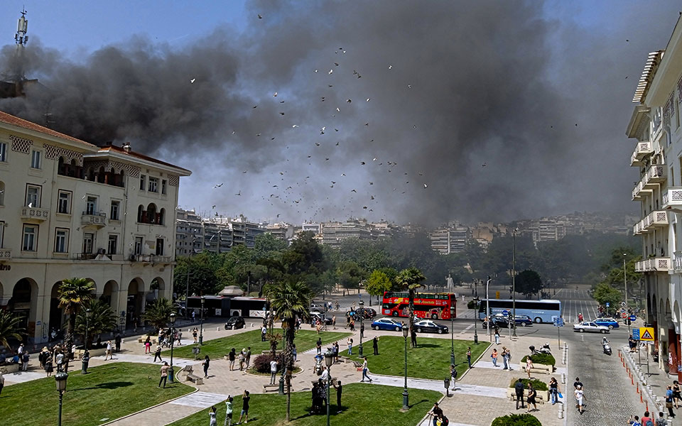θεσσαλονίκη-υπό-μερικό-έλεγχο-η-φωτιά-561881326