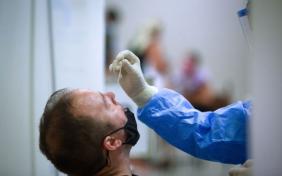 ένα-υποχρεωτικό-rapid-test-την-εβδομάδα-για-το-561840889