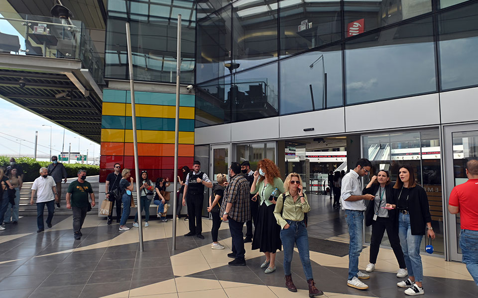 αιγάλεω-αυτοκίνητο-έπεσε-στο-εμπορικ-561857365