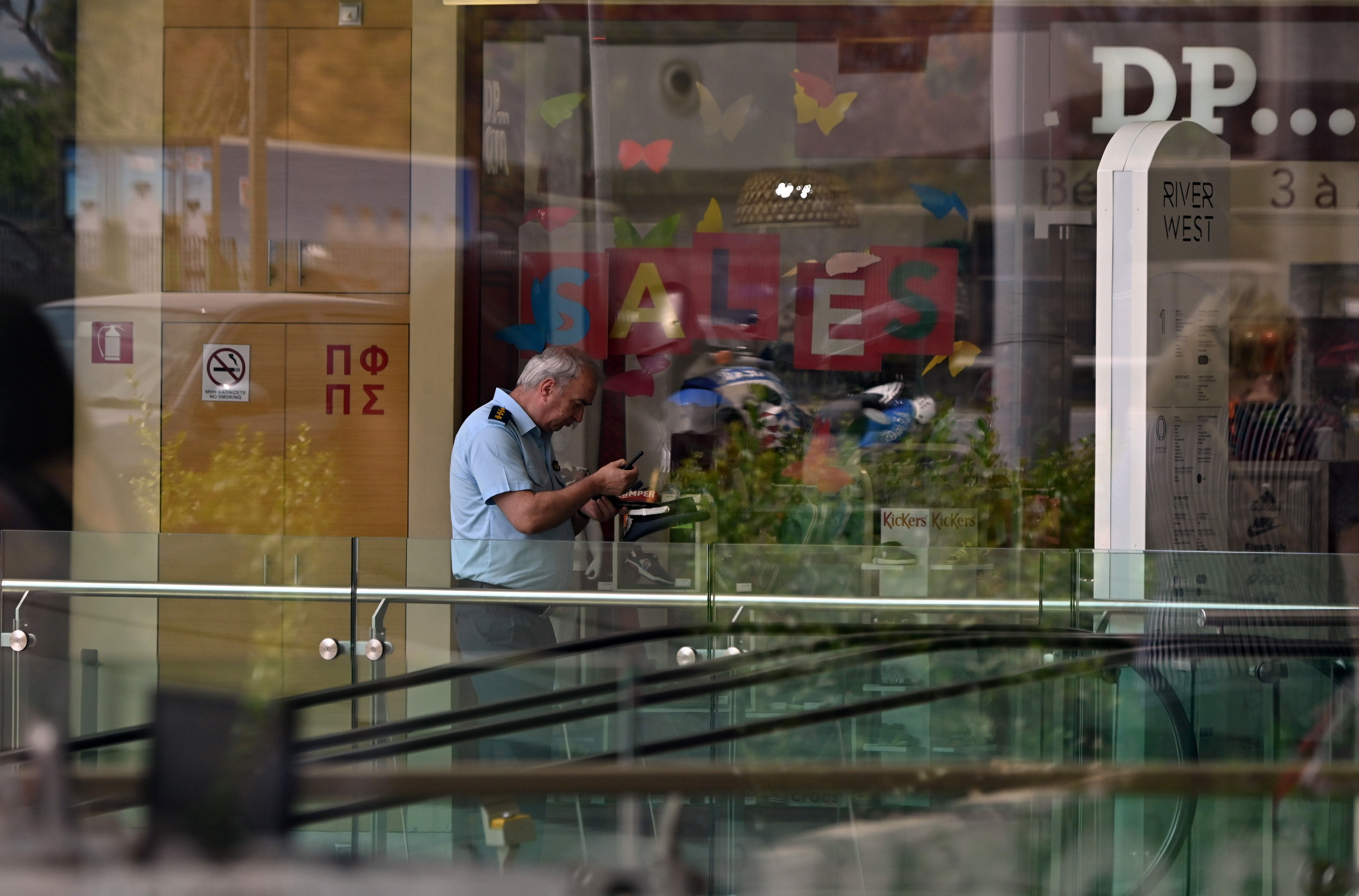 Αιγάλεω: Αυτοκίνητο έπεσε στο εμπορικό συγκρότημα River West-1