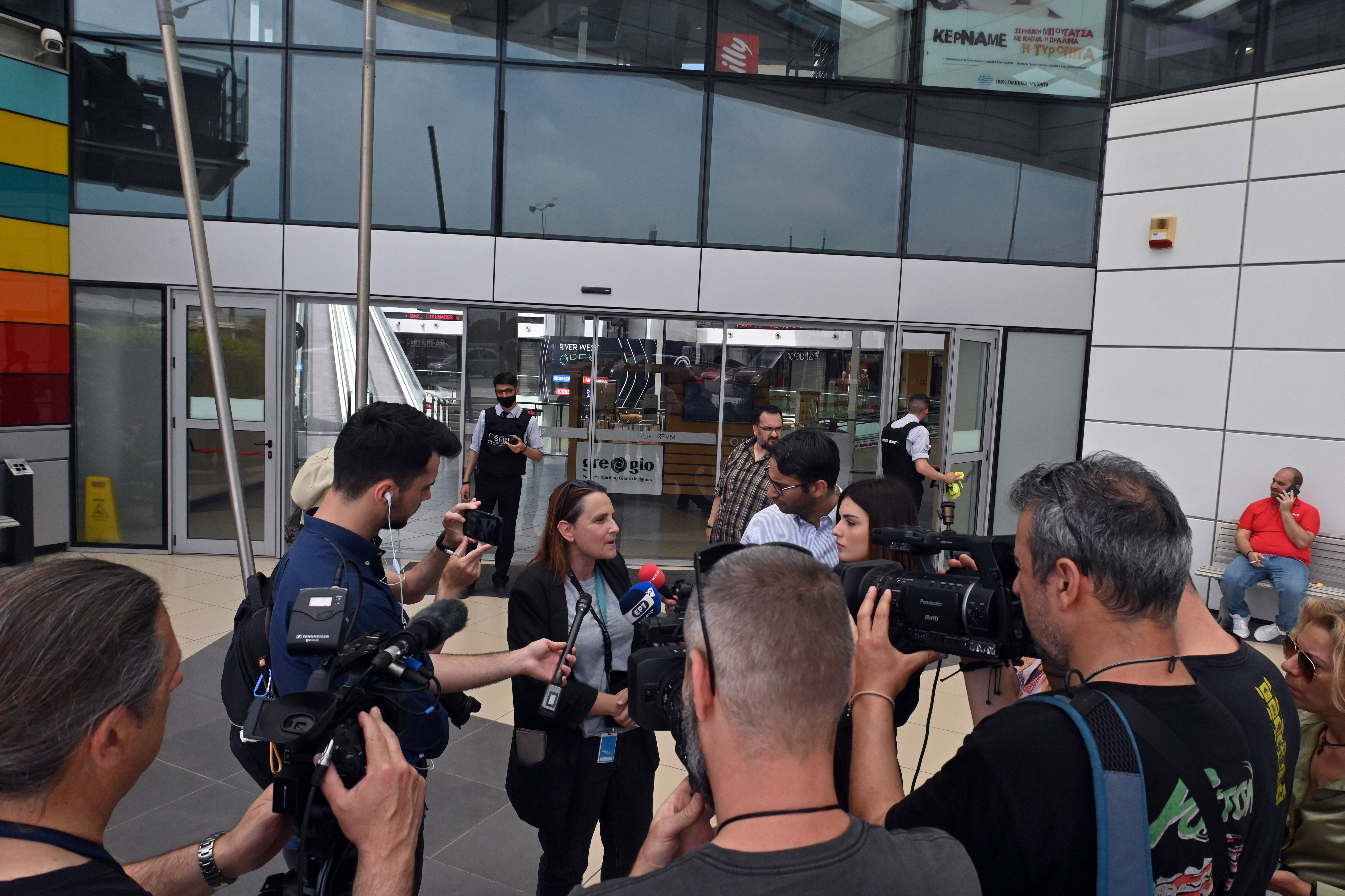 Αιγάλεω: Αυτοκίνητο έπεσε στο εμπορικό συγκρότημα River West-2