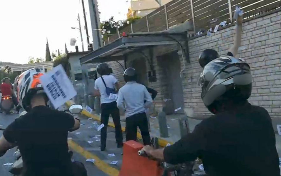 μέλη-του-ρουβίκωνα-πέταξαν-τρικάκια-σ-561872941