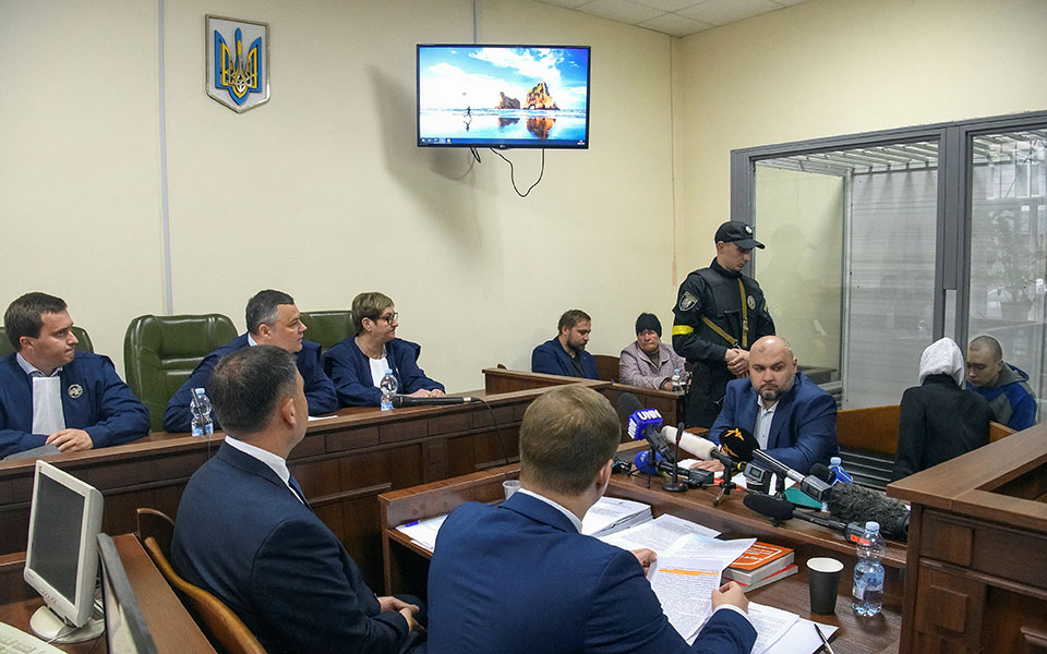 Συγχώρεση από Ουκρανή χήρα ζήτησε Ρώσος στρατιώτης στην πρώτη δίκη για εγκλήματα πολέμου-1