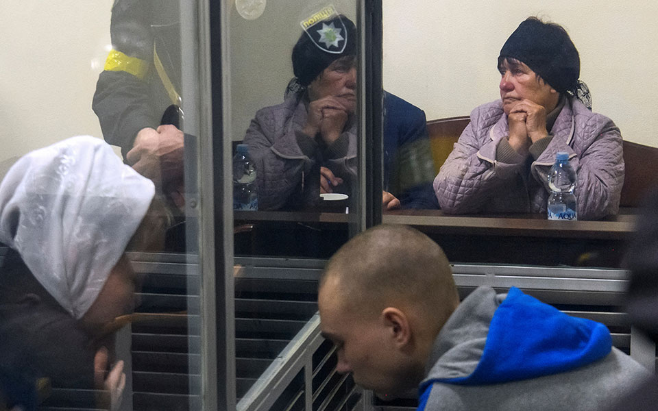 Συγχώρεση από Ουκρανή χήρα ζήτησε Ρώσος στρατιώτης στην πρώτη δίκη για εγκλήματα πολέμου-2