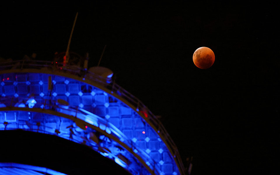 «Μαγεύει» η πανσέληνος και η ολική έκλειψη Σελήνης (εικόνες)-6