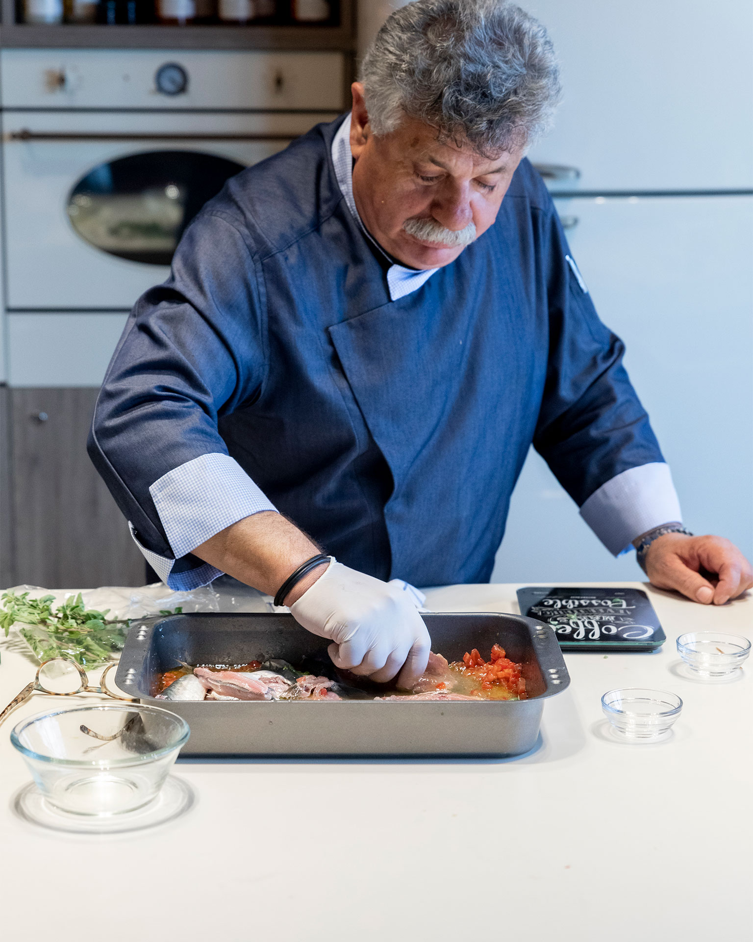 Σαρδέλες στον φούρνο με μαντζουράνα από τον Λευτέρη Λαζάρου-1