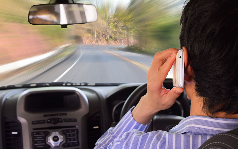 η-χρήση-κινητού-βλάπτει-σοβαρά-την-οδι-561872290