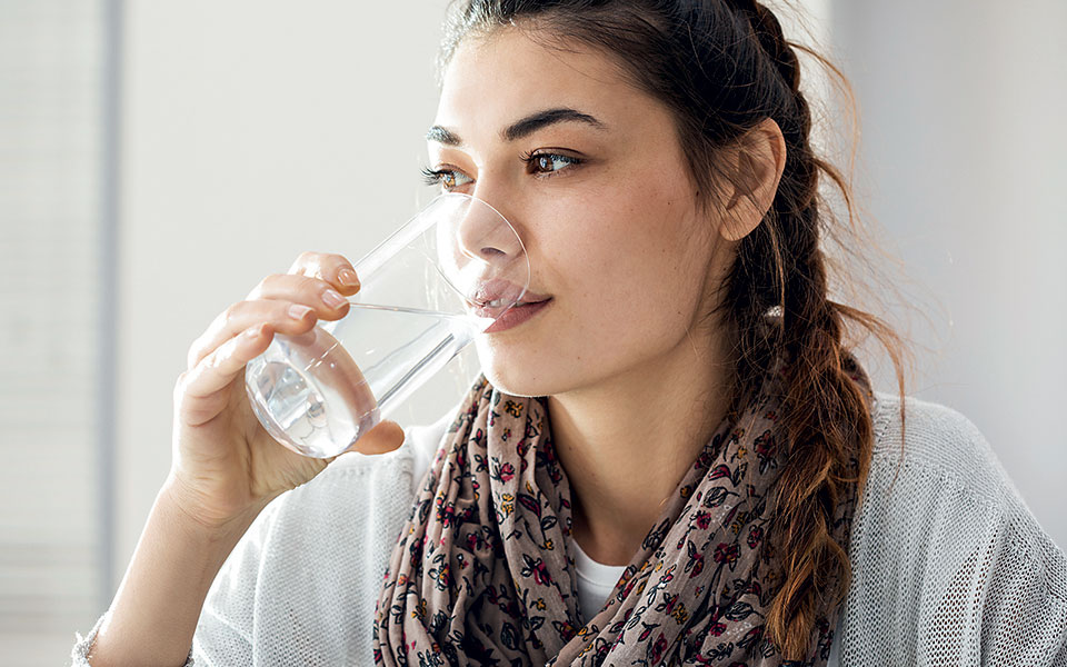 πόσο-νερό-πρέπει-να-πίνετε-καθημερινά-561838555