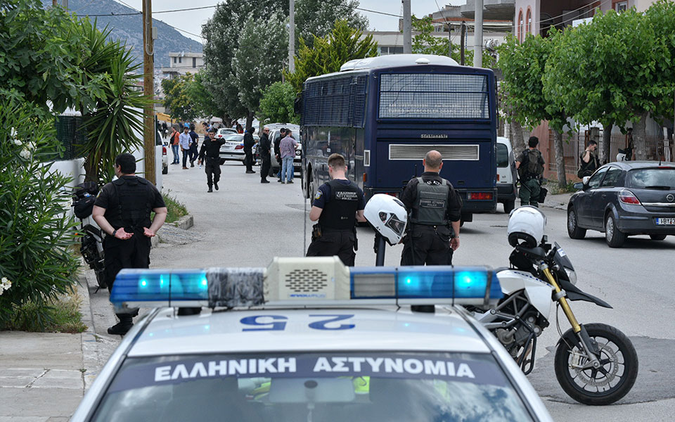 χειροπέδες-σε-τραγουδιστή-δημοτικών-561877228