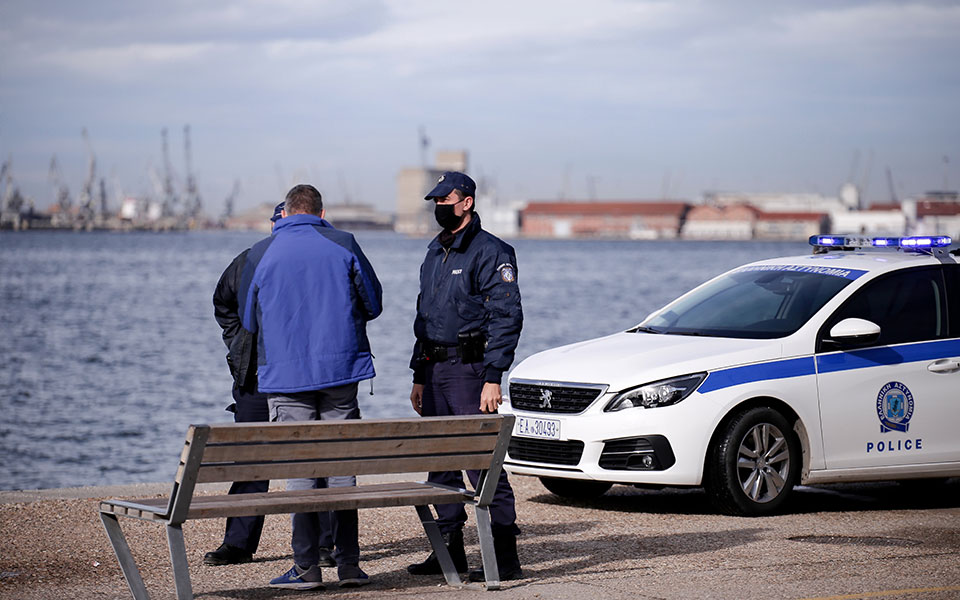 σκιάθος-μαζί-με-τα-σκουπίδια-της-ακτής-561886147