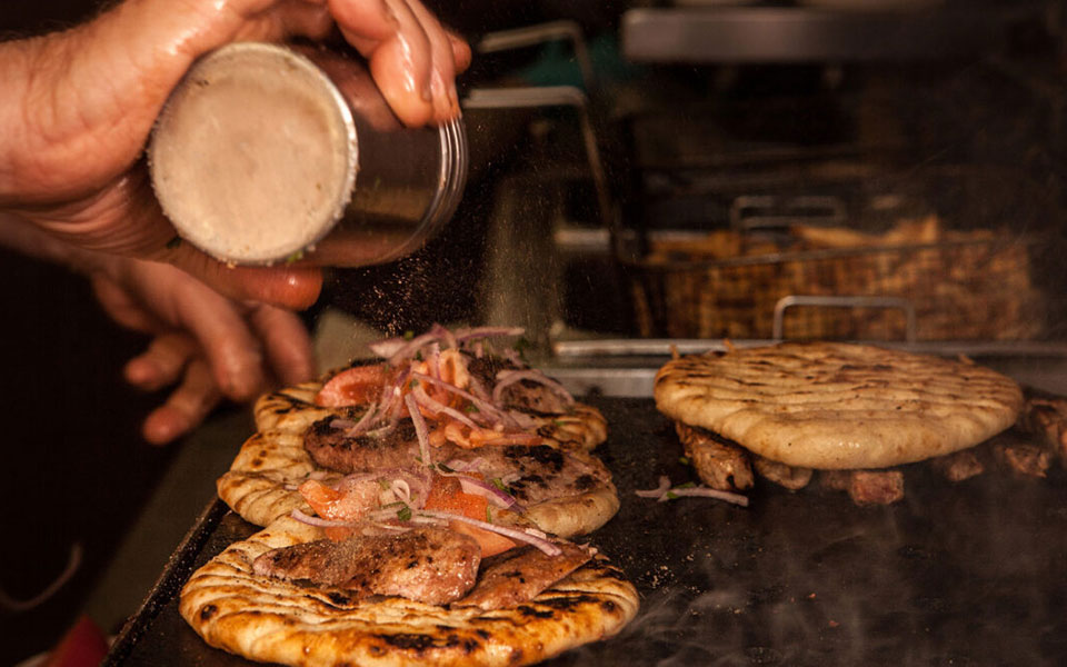 πού-τρώμε-τα-πιο-καυτερά-σουβλάκια-στη-561883450