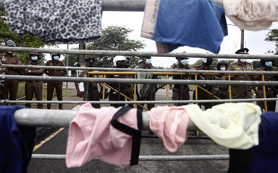 σρι-λάνκα-ο-πρόεδρος-κήρυξε-τη-χώρα-σε-561845596