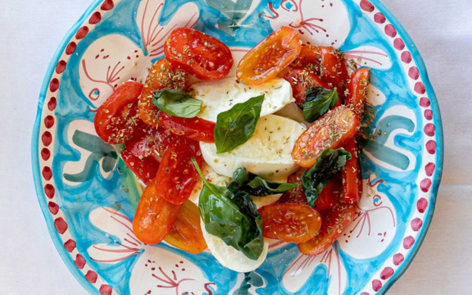 caprese-ίσως-η-πιο-απλή-σαλάτα-έχει-όμως-τα-μυ-561869389