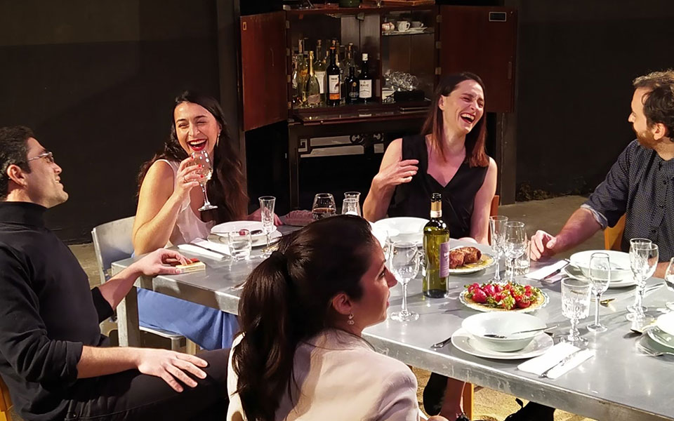 ενα-θεατρικό-γεύμα-με-θέμα-τη-βία-κατ-561840985