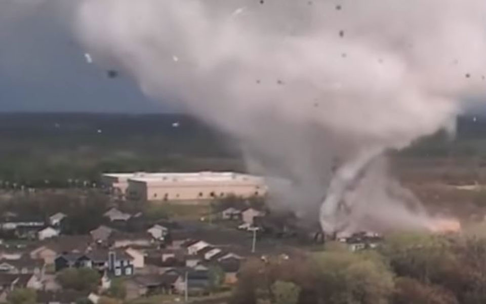 ηπα-η-στιγμή-που-ανεμοστρόβιλος-σαρώ-561840967