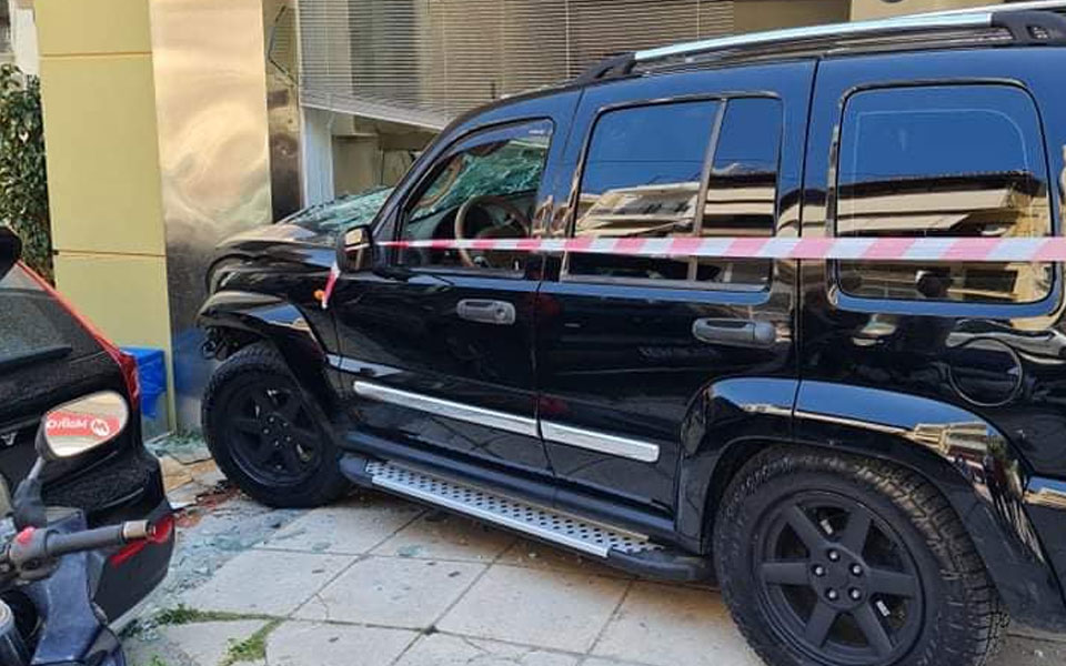 ηράκλειο-τζιπ-εισέβαλε-σε-βιτρίνα-κ-561872425