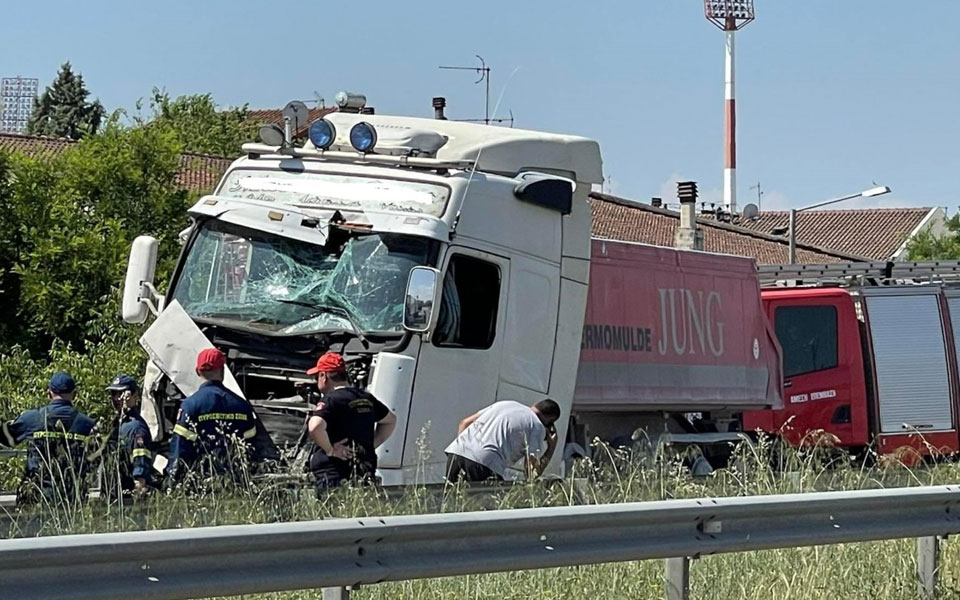 λάρισα-καραμπόλα-με-τέσσερις-νταλίκε-561861424