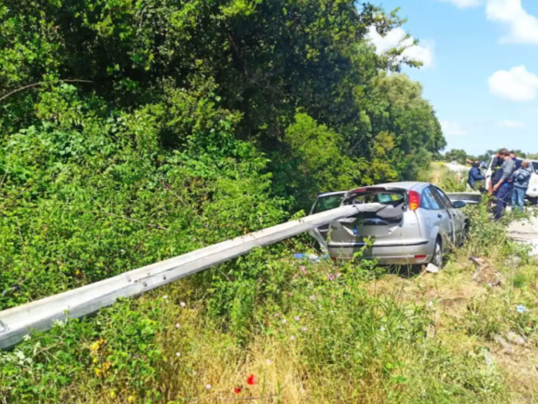 Θανατηφόρο τροχαίο στην Αμφιλοχία – Μπάρες «διαπέρασαν» αυτοκίνητο (εικόνες)-2