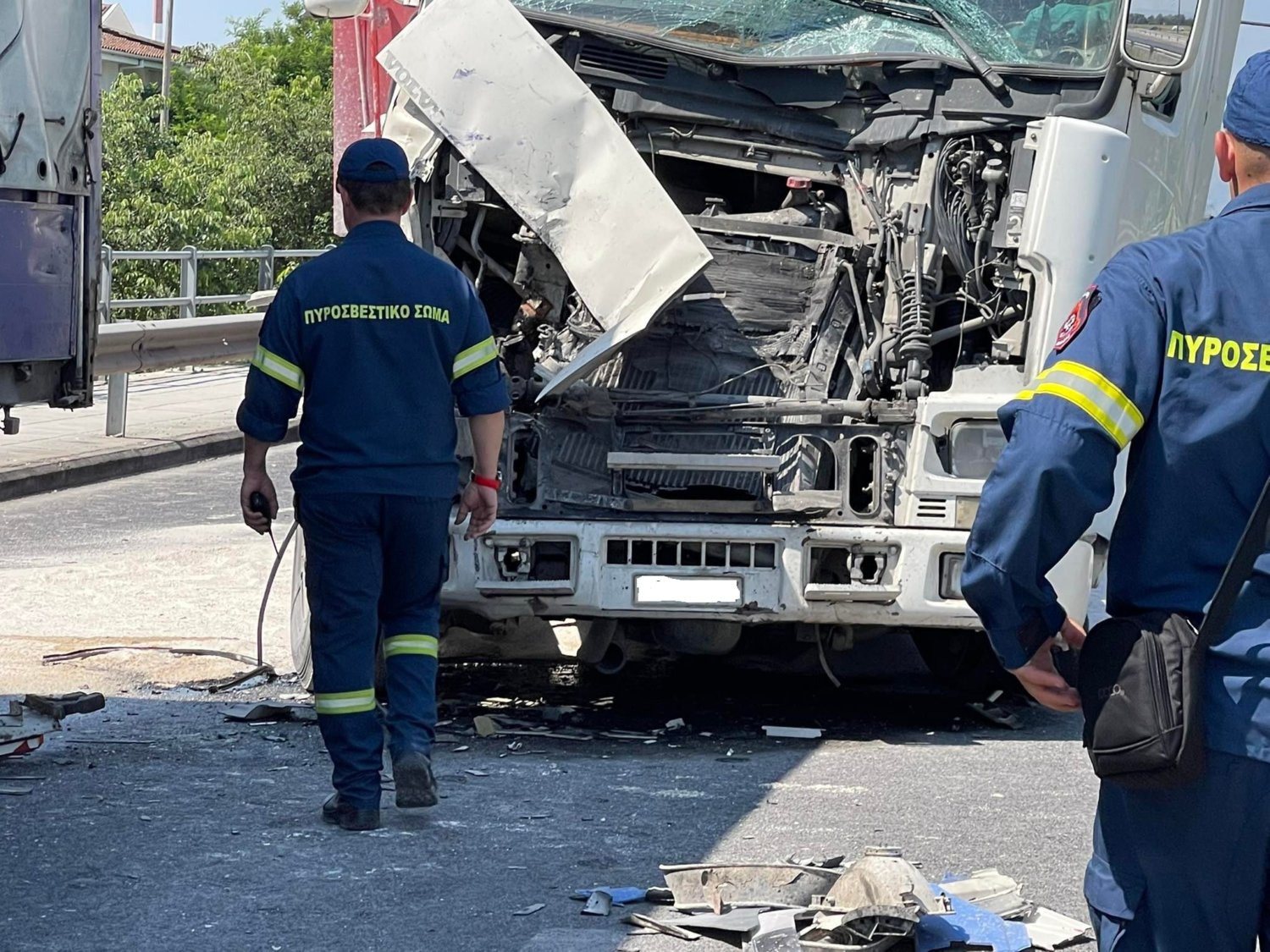 Λάρισα: Καραμπόλα με τέσσερις νταλίκες – Ένας τραυματίας (εικόνες)-3