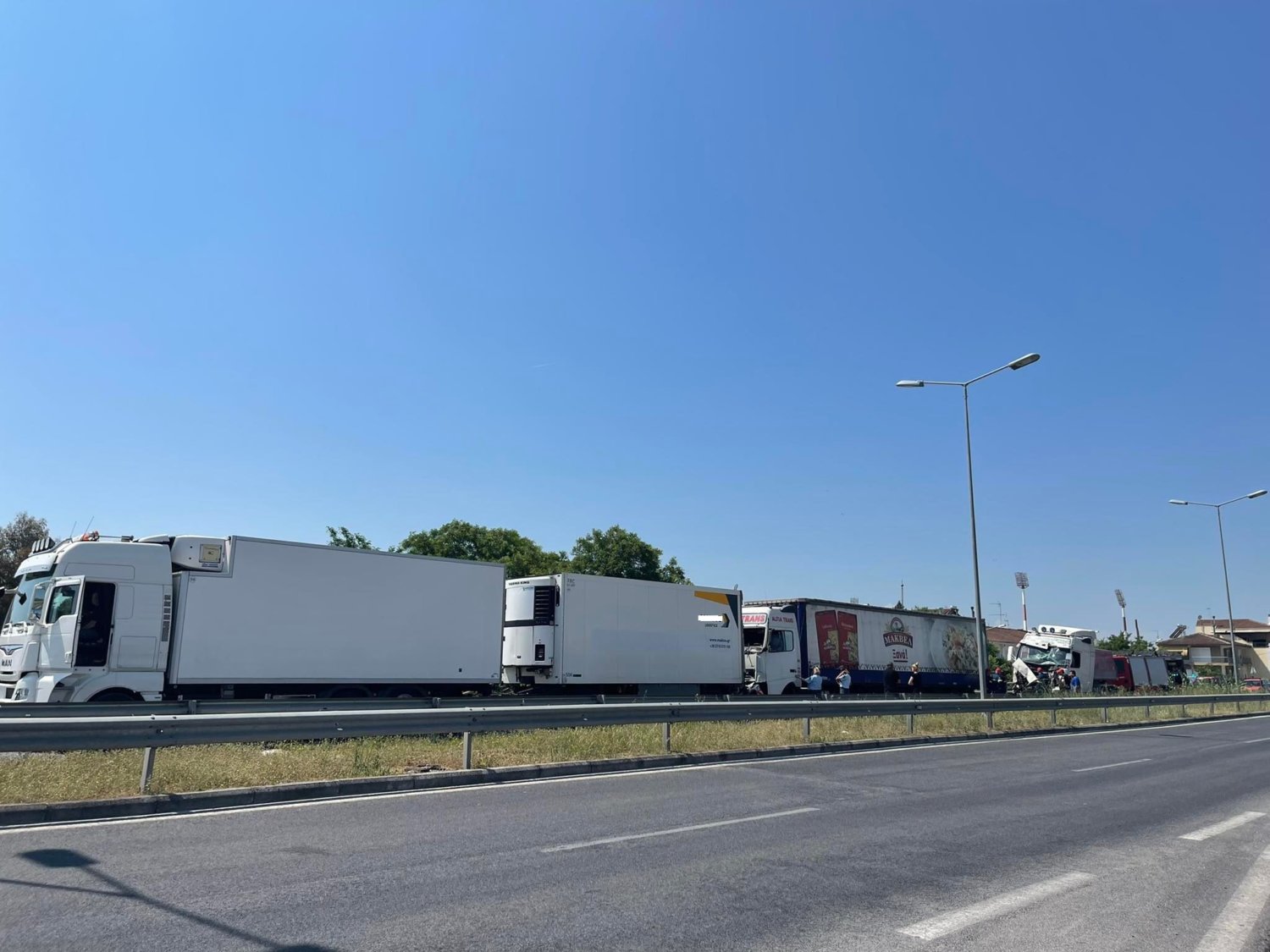 Λάρισα: Καραμπόλα με τέσσερις νταλίκες – Ένας τραυματίας (εικόνες)-1