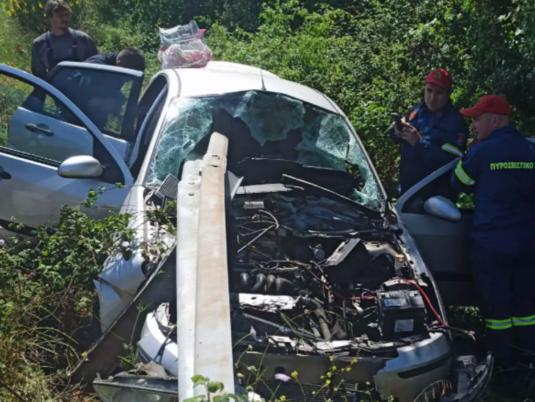 Θανατηφόρο τροχαίο στην Αμφιλοχία – Μπάρες «διαπέρασαν» αυτοκίνητο (εικόνες)-1