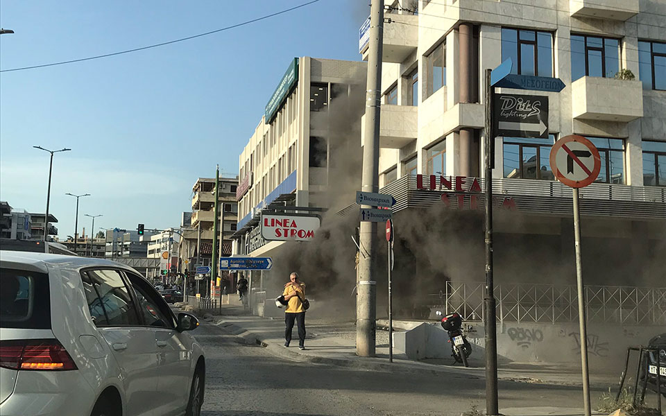 φωτιά-τώρα-σε-κατάστημα-στο-μαρούσι-561879586