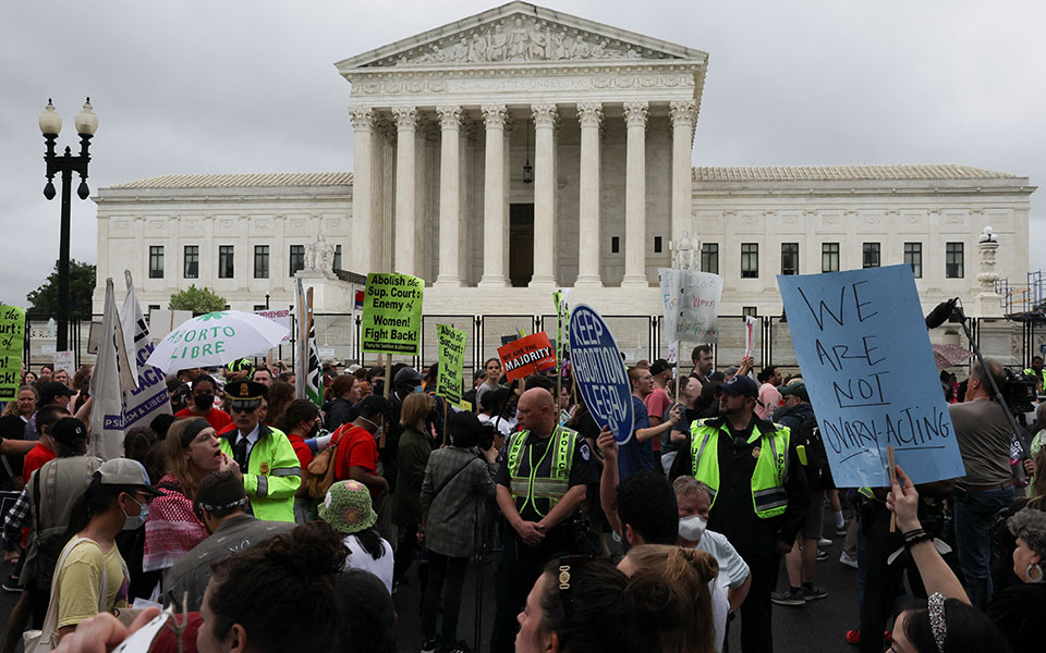 ηπα-κάτω-τα-χέρια-από-το-σώμα-μας-δι-561860401