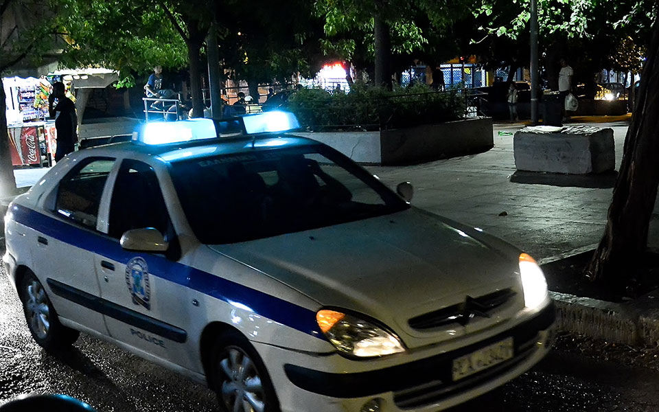 ηράκλειο-χειροπέδες-σε-άνδρα-που-ξυλο-561840511